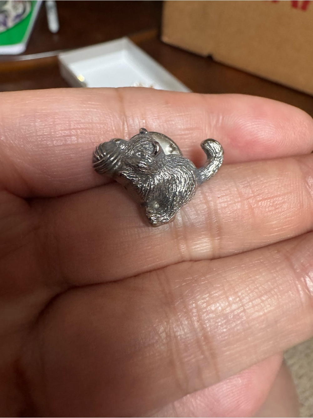 unbranded cat brooch features a textured silver-tone metal design of a kitten